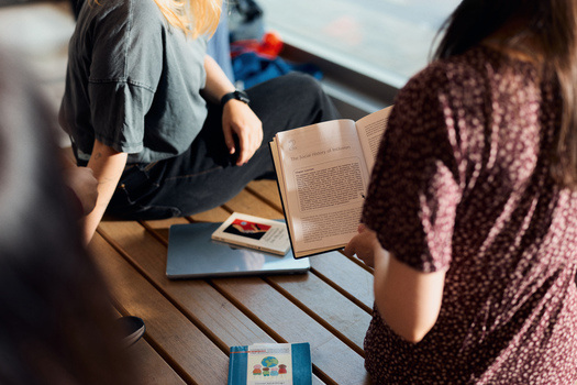 Nahaufnahme eines geöffneten Buches