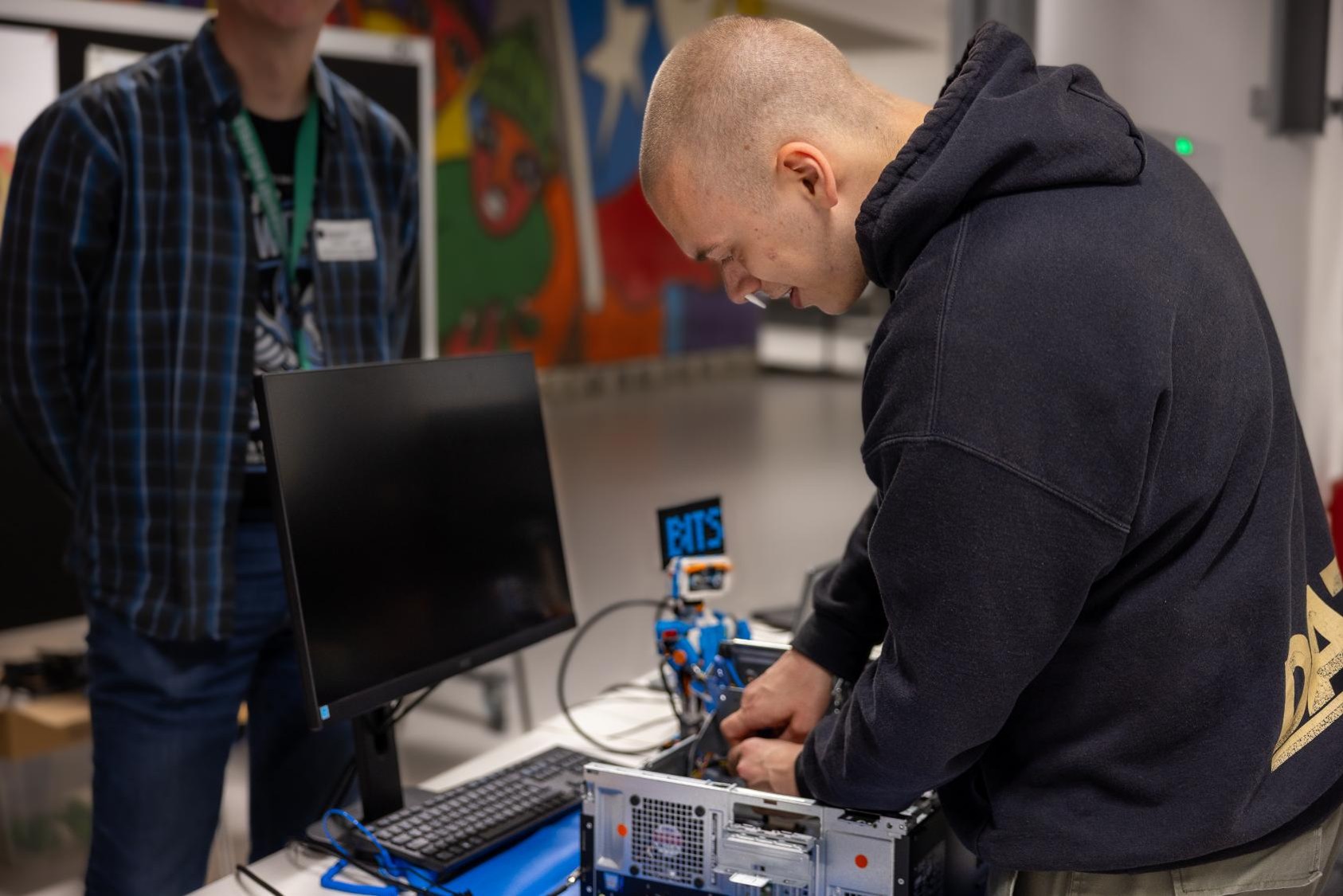 Mann arbeitet am Inneren eines Computers