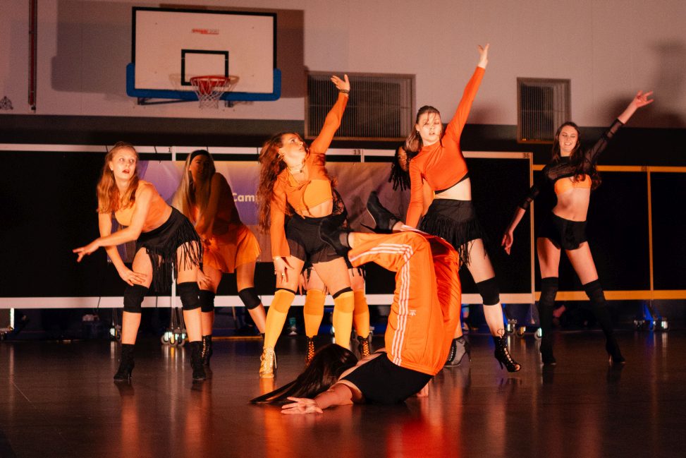 Jonglieren mit Stäben