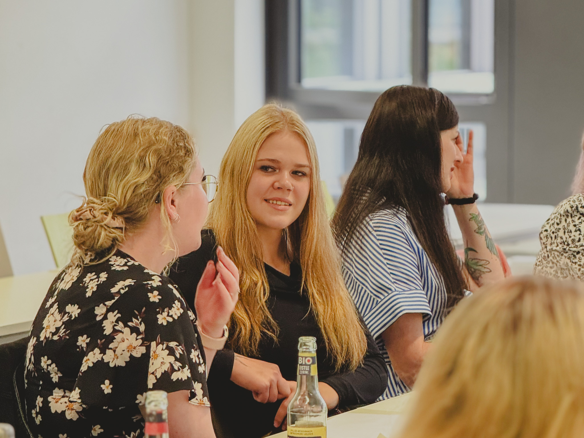 Studierende und Lehrende beim Erasmus+ Blended Intensive Programs „Youth in Pictures – Exploring Young People's Visions of a Good Life through Image Analysis and Biographical Research“