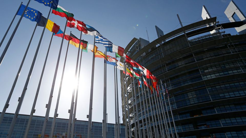 Fahnen europäischer Staaten vor Gebäude