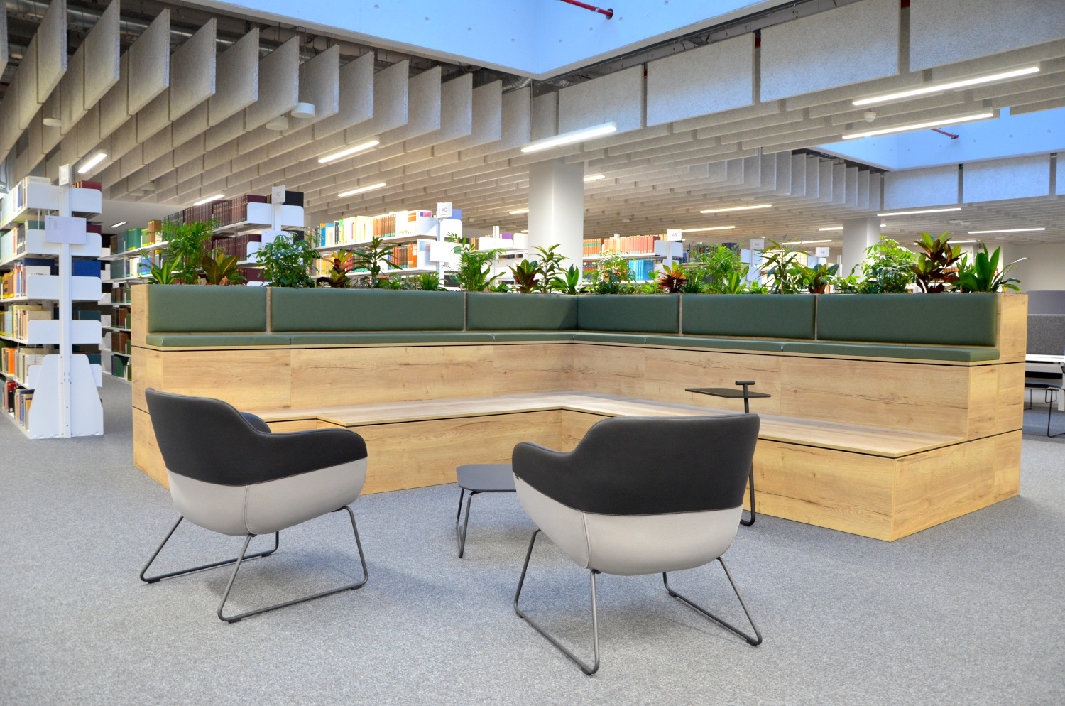 Podest mit Begrünung und Sesseln 