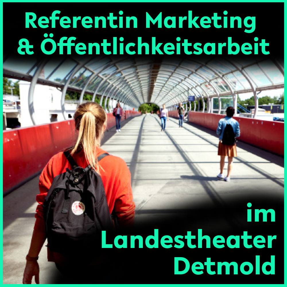 Studierende laufen über Brücke Richtung Bahnhaltestelle der Uni Bielefeld. Schriftzug auf dem Bild: Referentin Marketing & Öffentlichkeitsarbeit im Landestheater Detmold