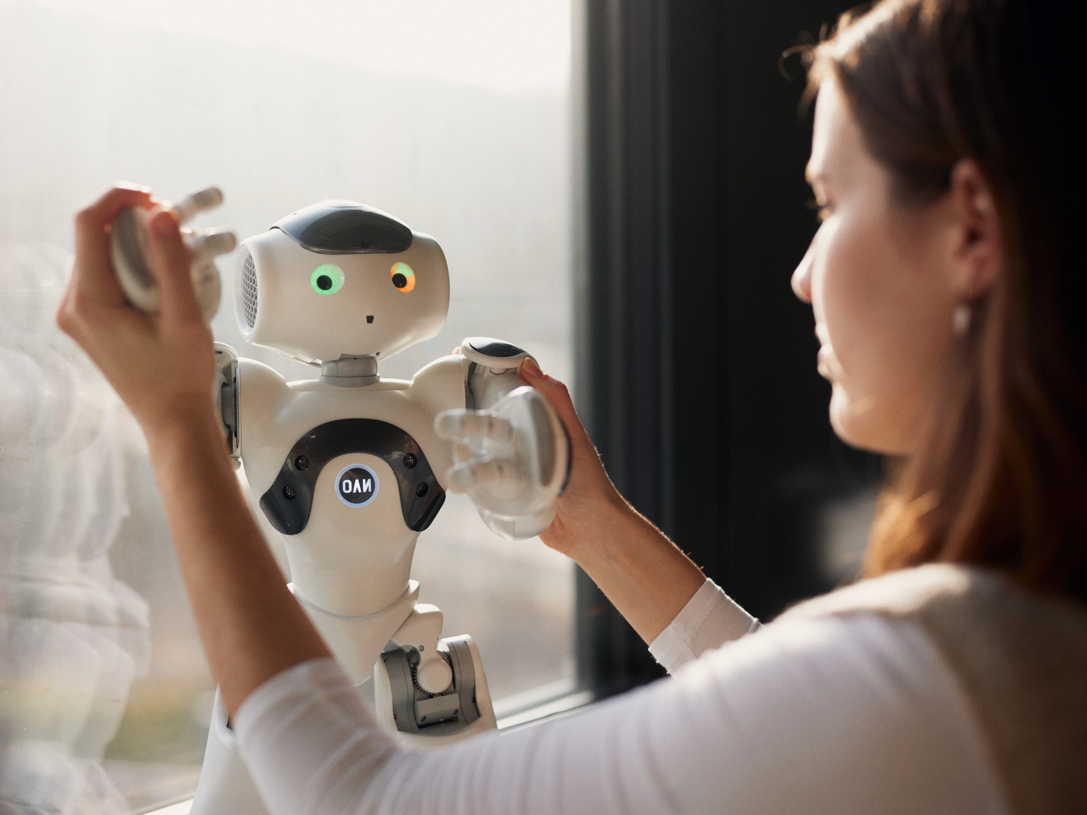 Eine Frau interagiert mit einem Roboter