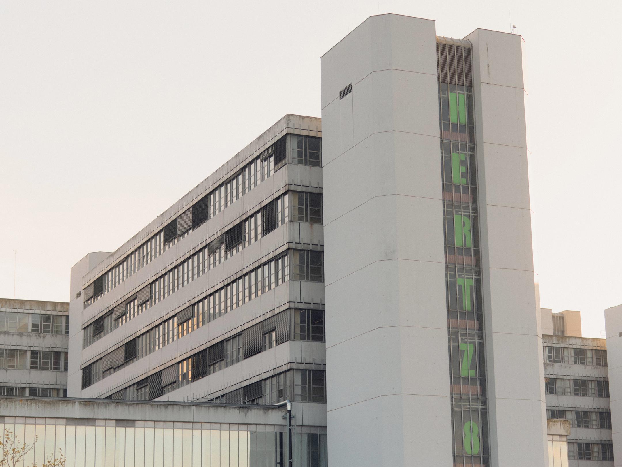 Studentinnen auf einem Sitzmöbel auf dem Campus