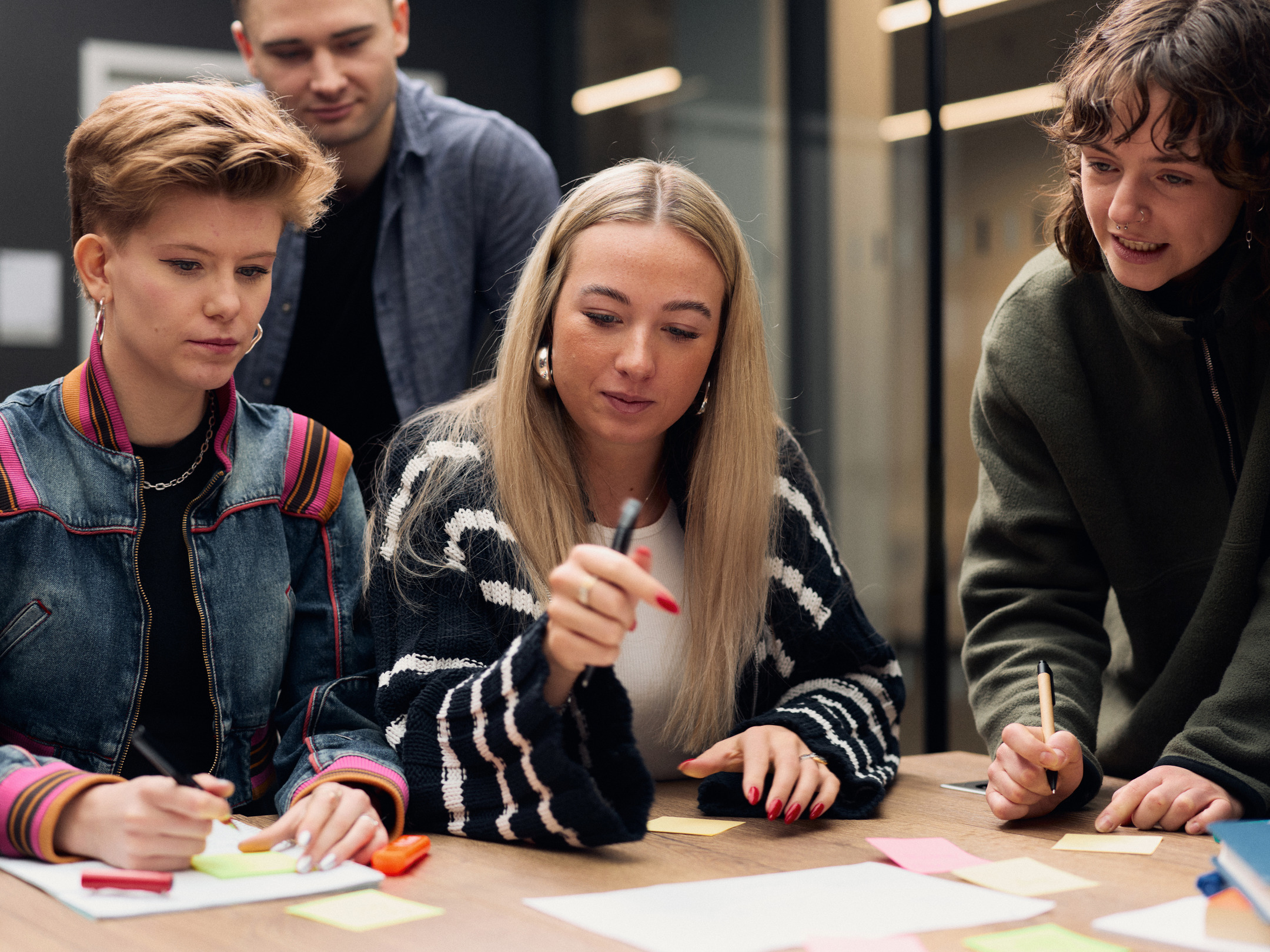 Studierende bei Gruppenarbeit