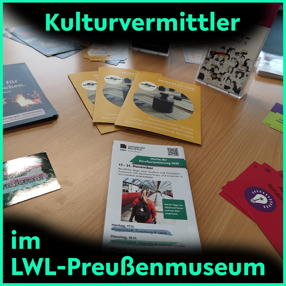 Flyer der BO-Woche liegt mittig neben anderen Flyern auf einem Tisch. Schriftzug auf dem Bild: Kulturvermittler im LWL-Preußenmuseum