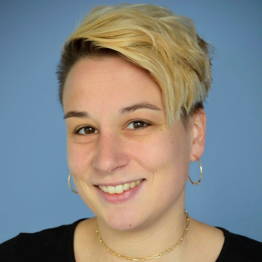 Foto von Teresa Pieper vor einer blauen Wand