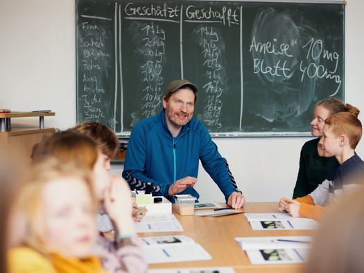 Lehrer vor Schulklasse