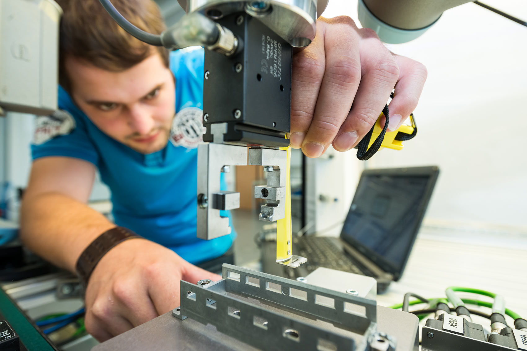 Kind und Roboter spielen zusammen