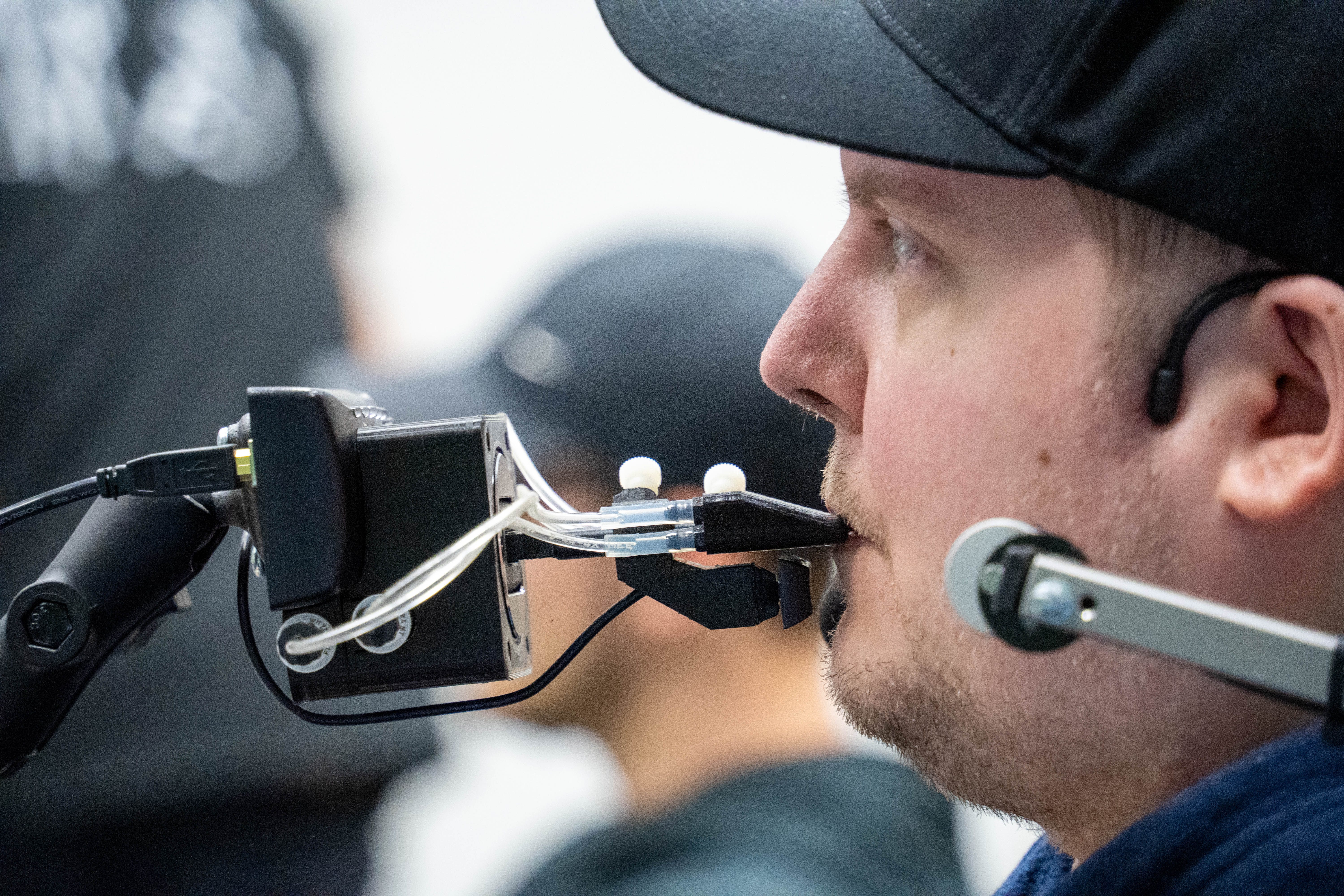 Dennis Winkens bedient den QuadStick mit dem Mund 
