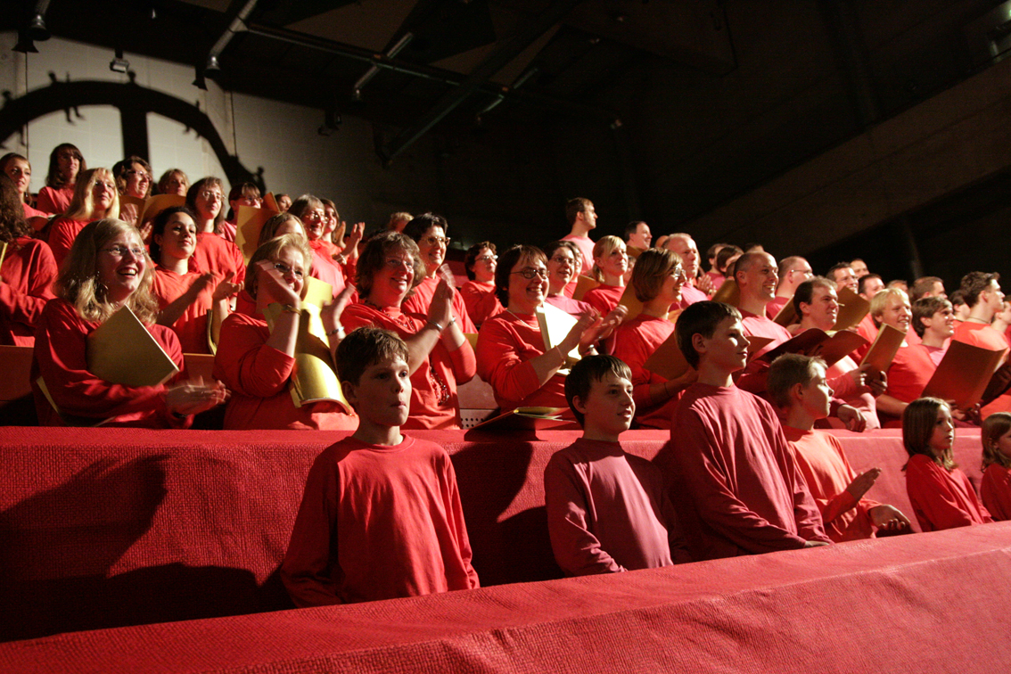 Der Chor applaudiert