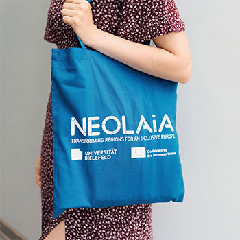 Studierende trägt Beutel mit Aufschrift "NEOLAiA"