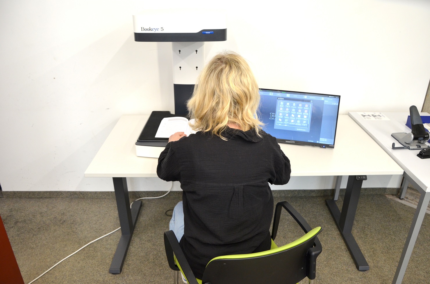 Person am Scanner