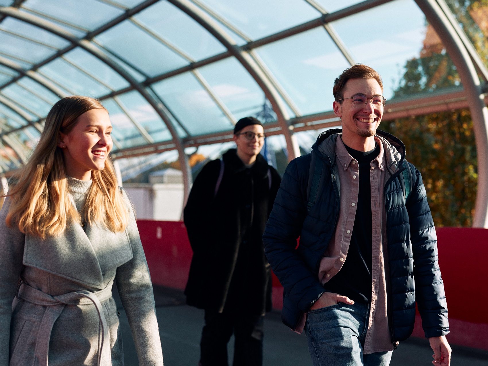 Studierende laufen in Richtung Uni