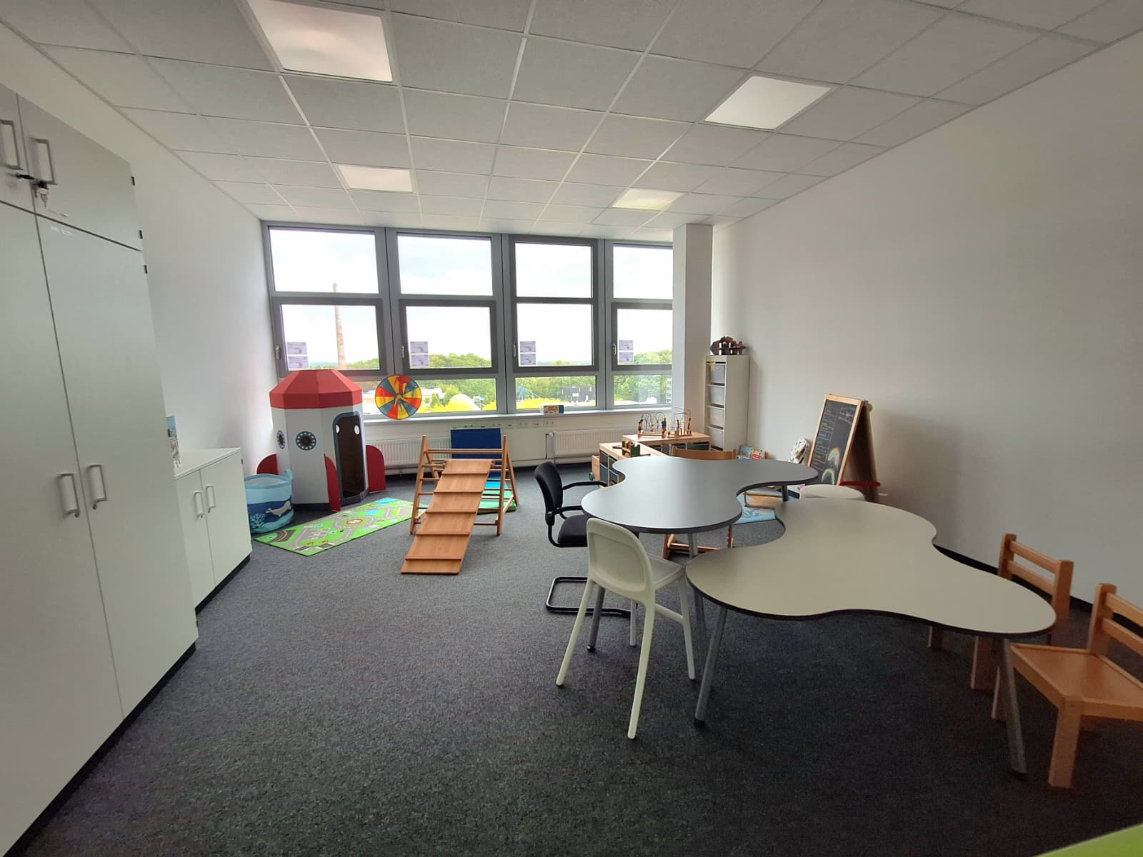 Raum mit Kinder Tisch und Erwachsenen Tisch und Spielzeug