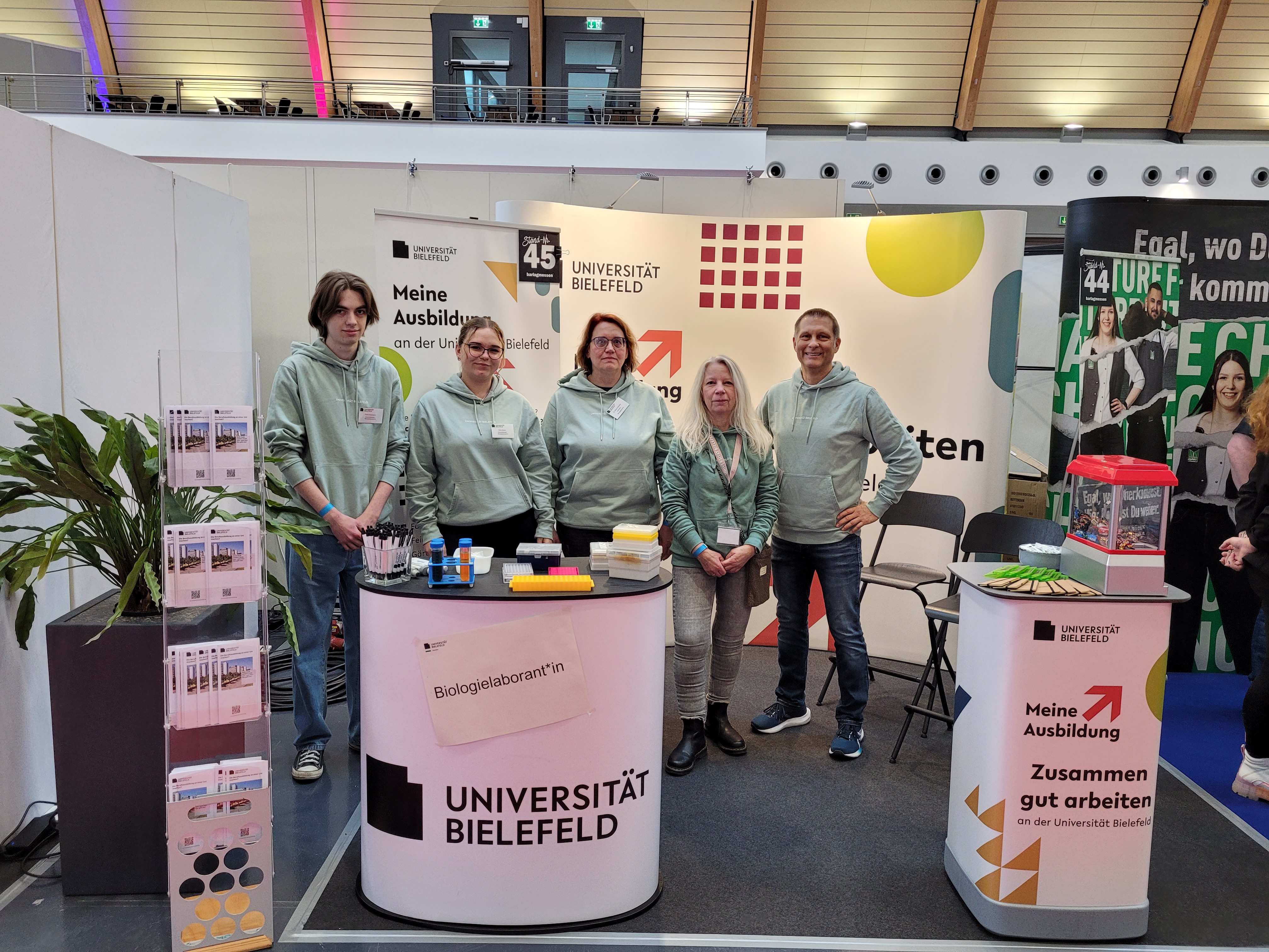 Messestand mit Ausbilder*innen und Biologieassistenten