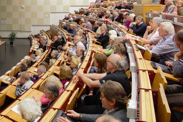 Voller Hörsaal mit älteren Studierenden