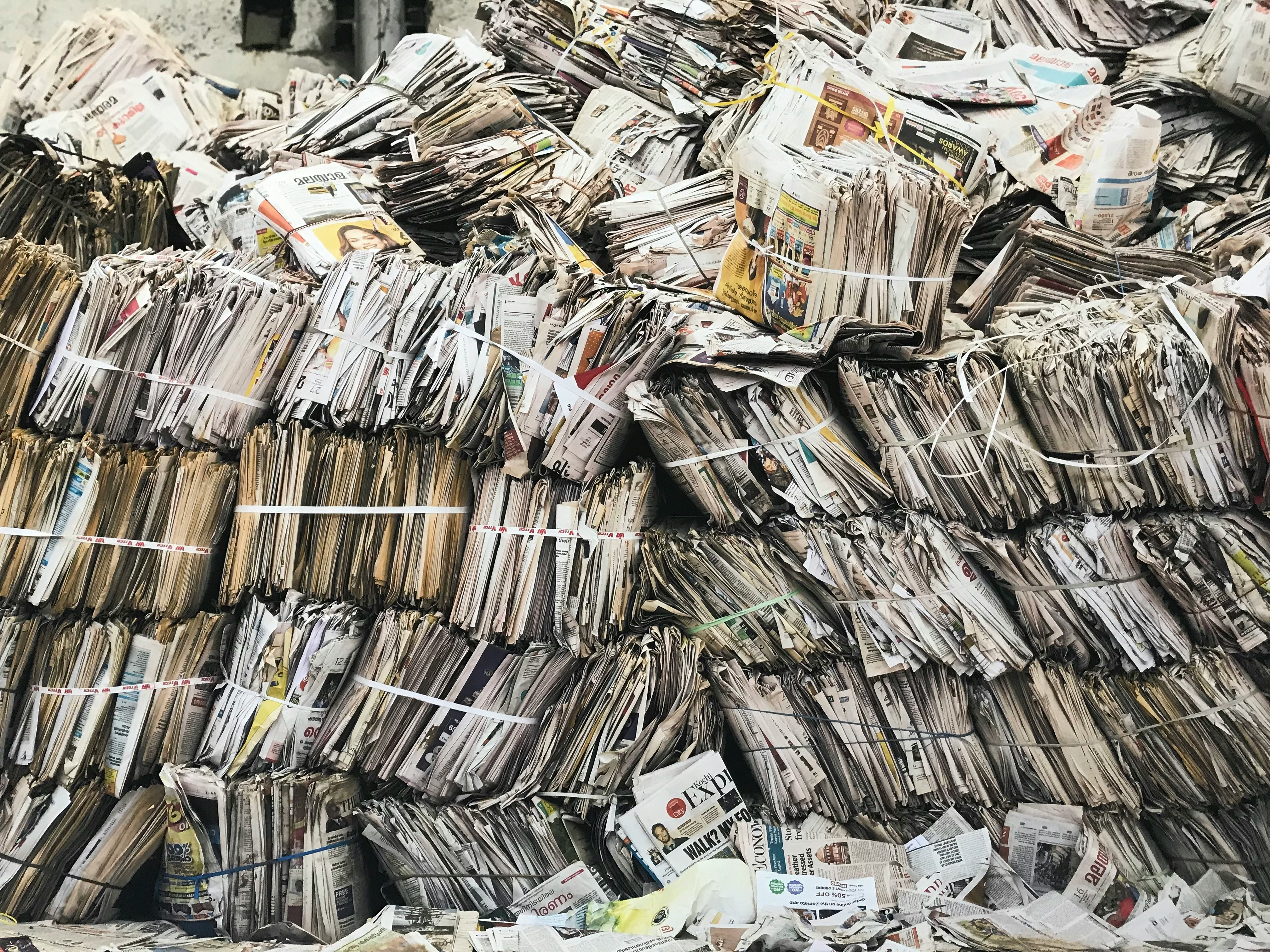 Ein Bild von einem großen Stapel alter Zeitungen und Zeitschriften