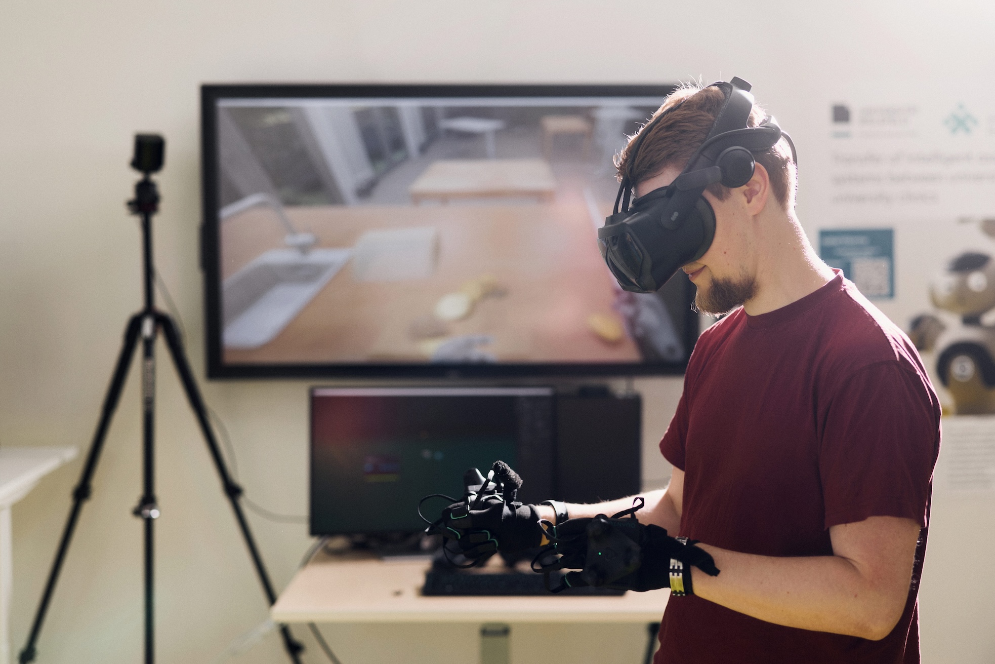 Forschender nutzt die Handschuhe in Verbindung mit der Valve Index Brille