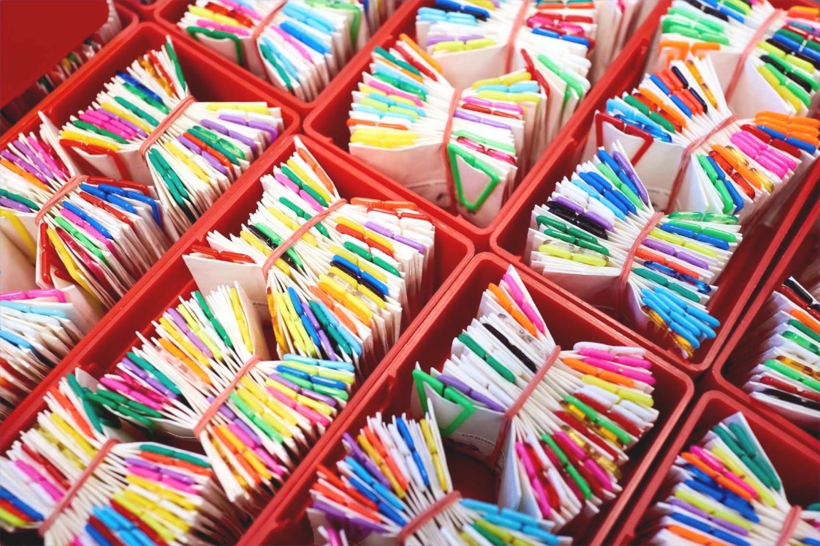 Bunte Raster in roten Boxen