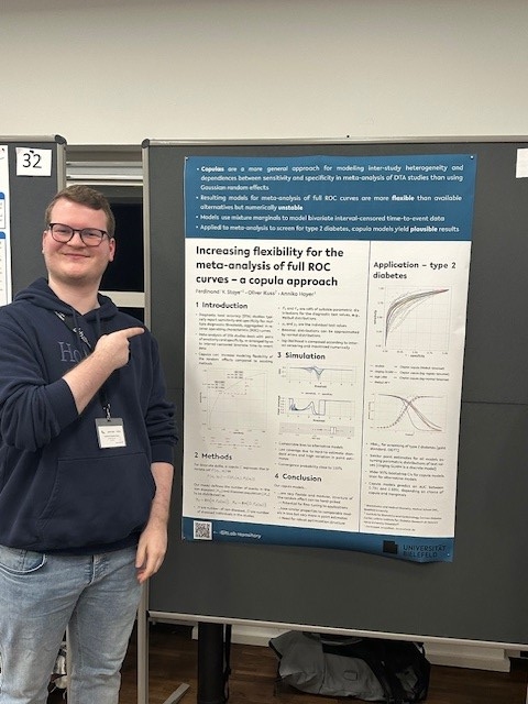 Eine Person vor einem Poster