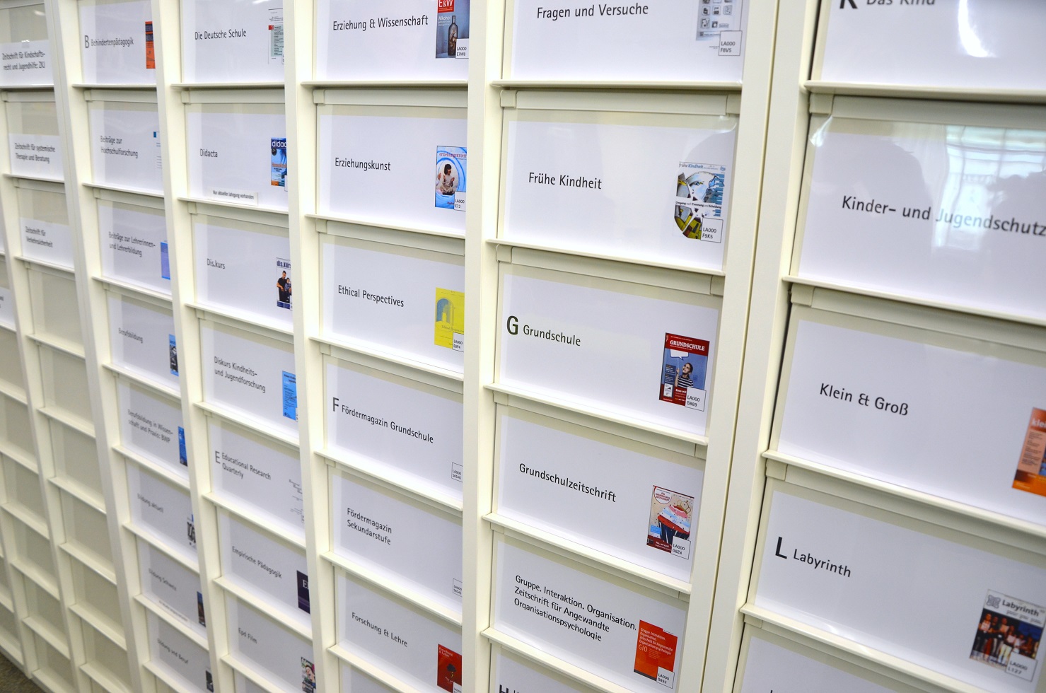 Zeitschriftenschrank