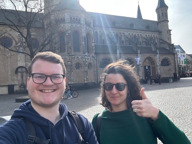 Zwei Personen vor einer Kirche