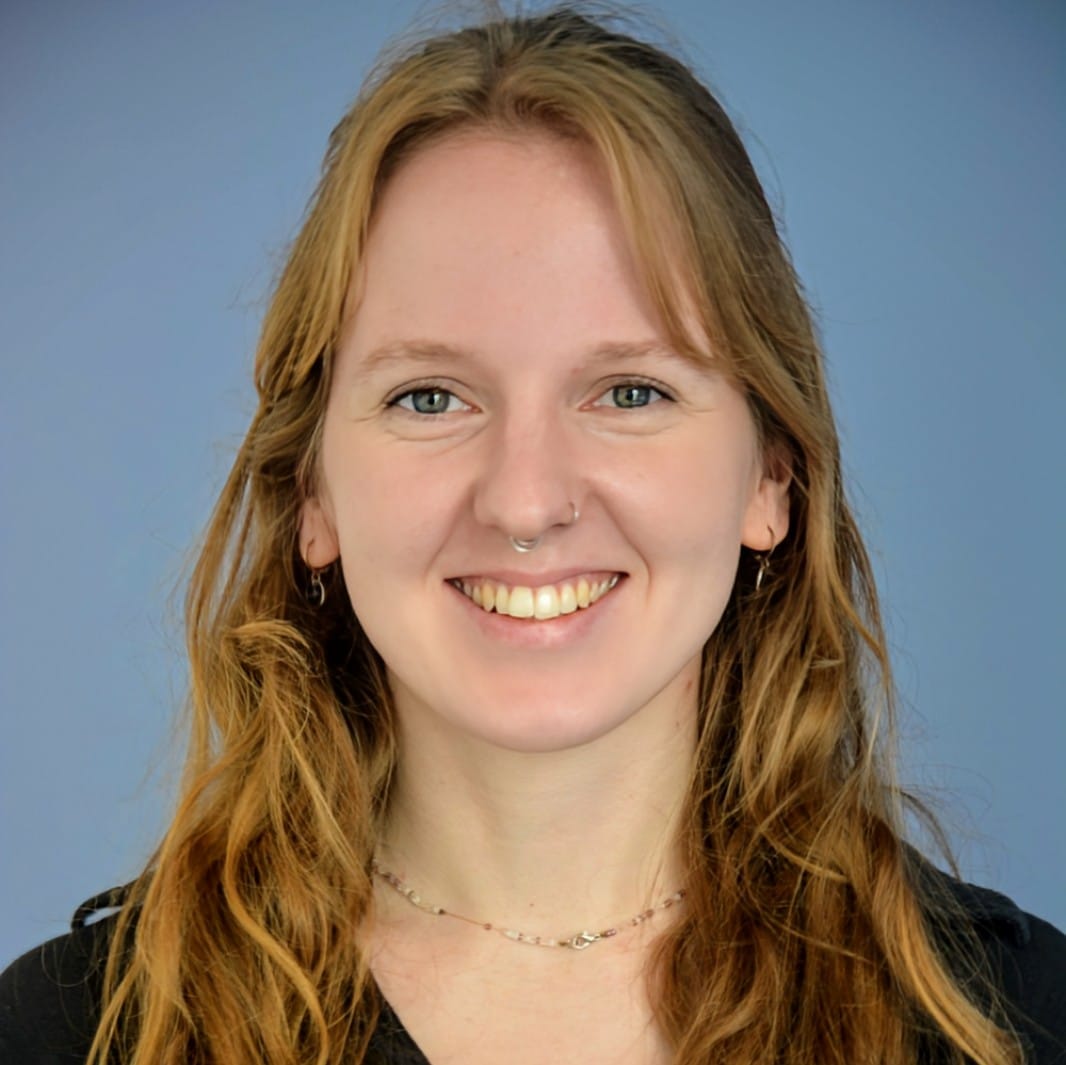 Foto von Milena Sievert vor einer blauen Wand