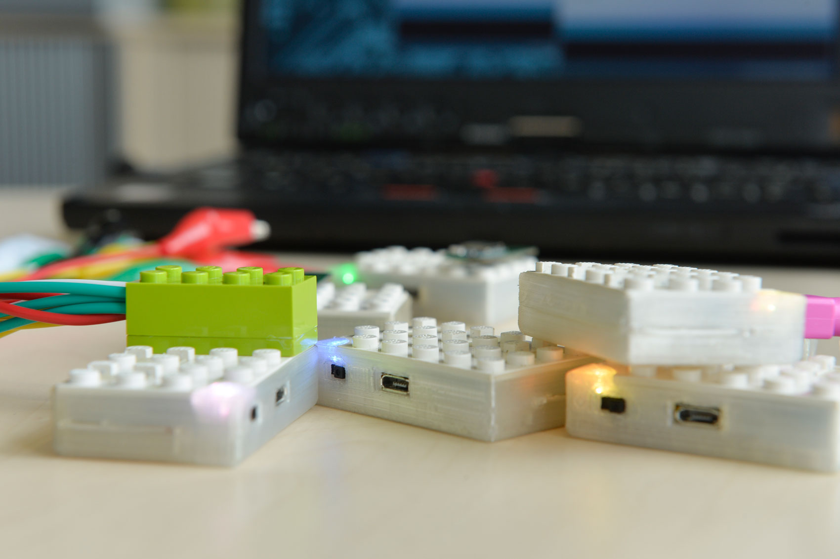 Kind und Roboter spielen zusammen