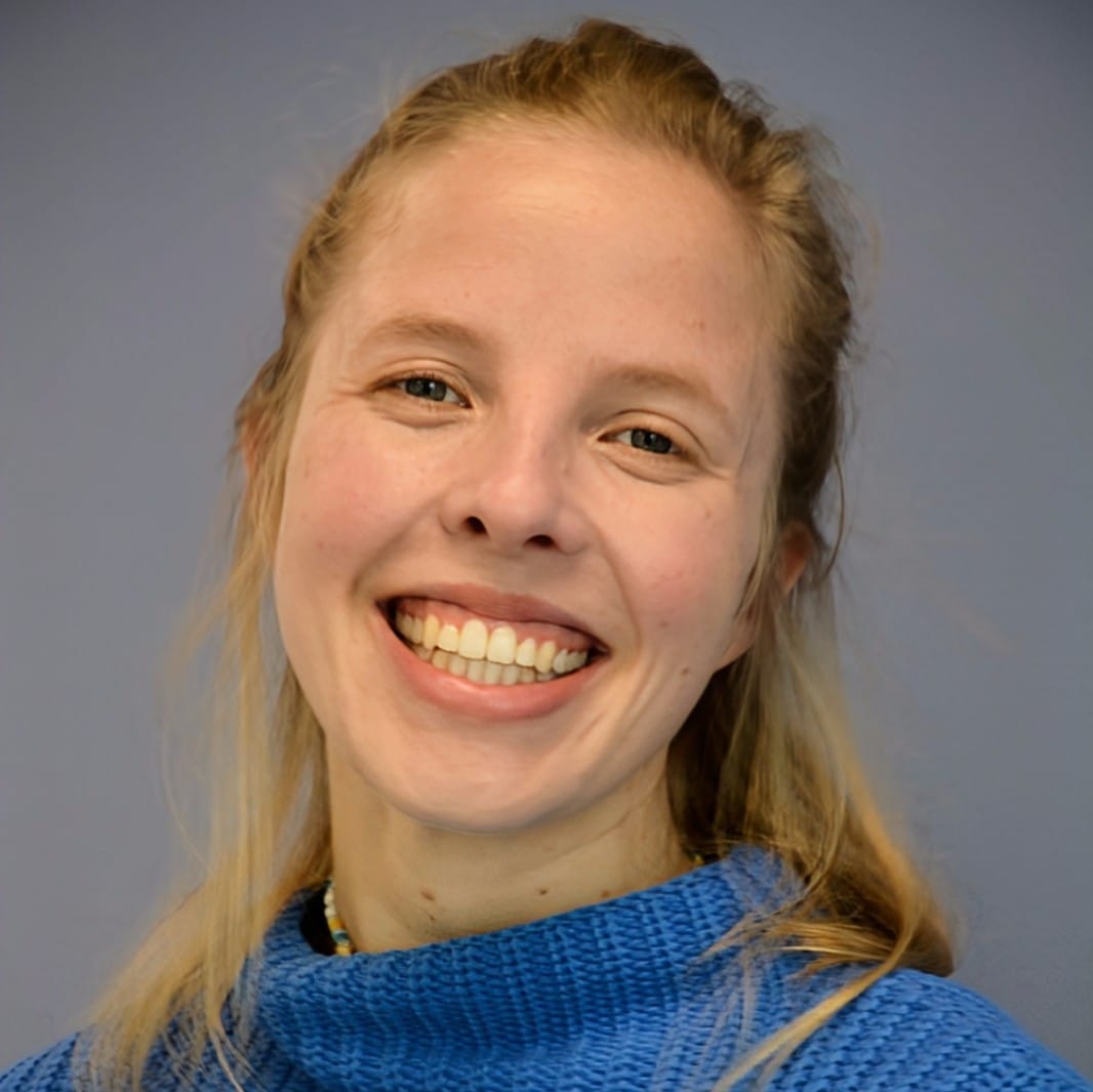 Foto von Pauline Schulz vor einer blauen Wand