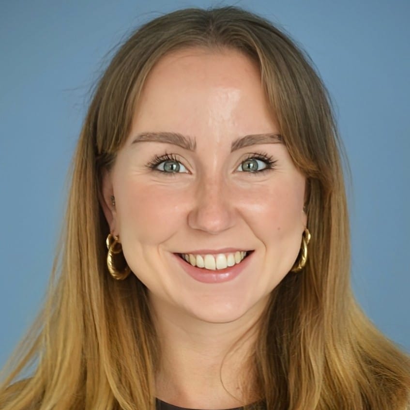 Foto von Sarah Thießen vor einer blauen Wand