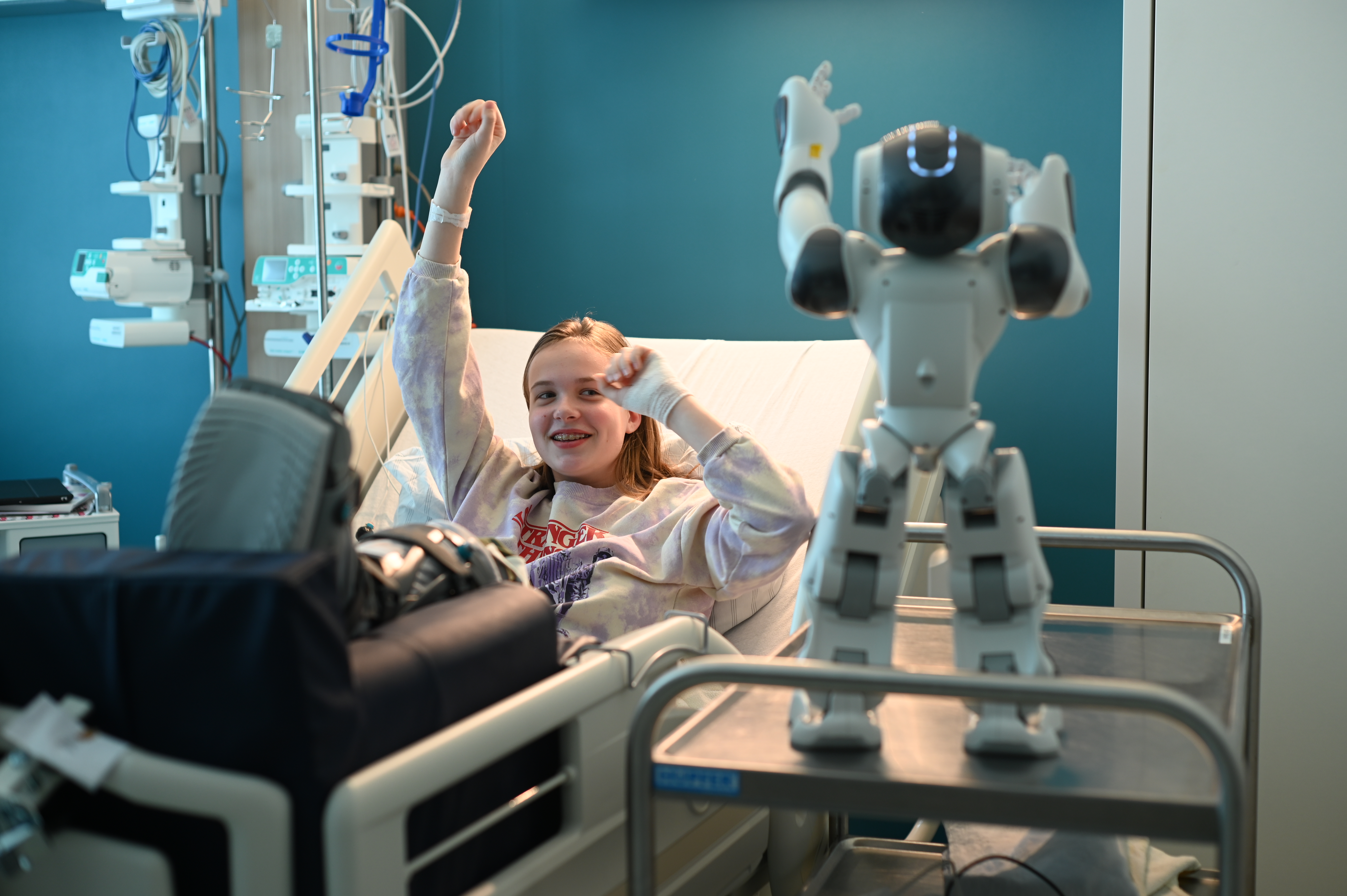 Mobirobot macht Übungen mit einem Mädchen im Krankenhaus