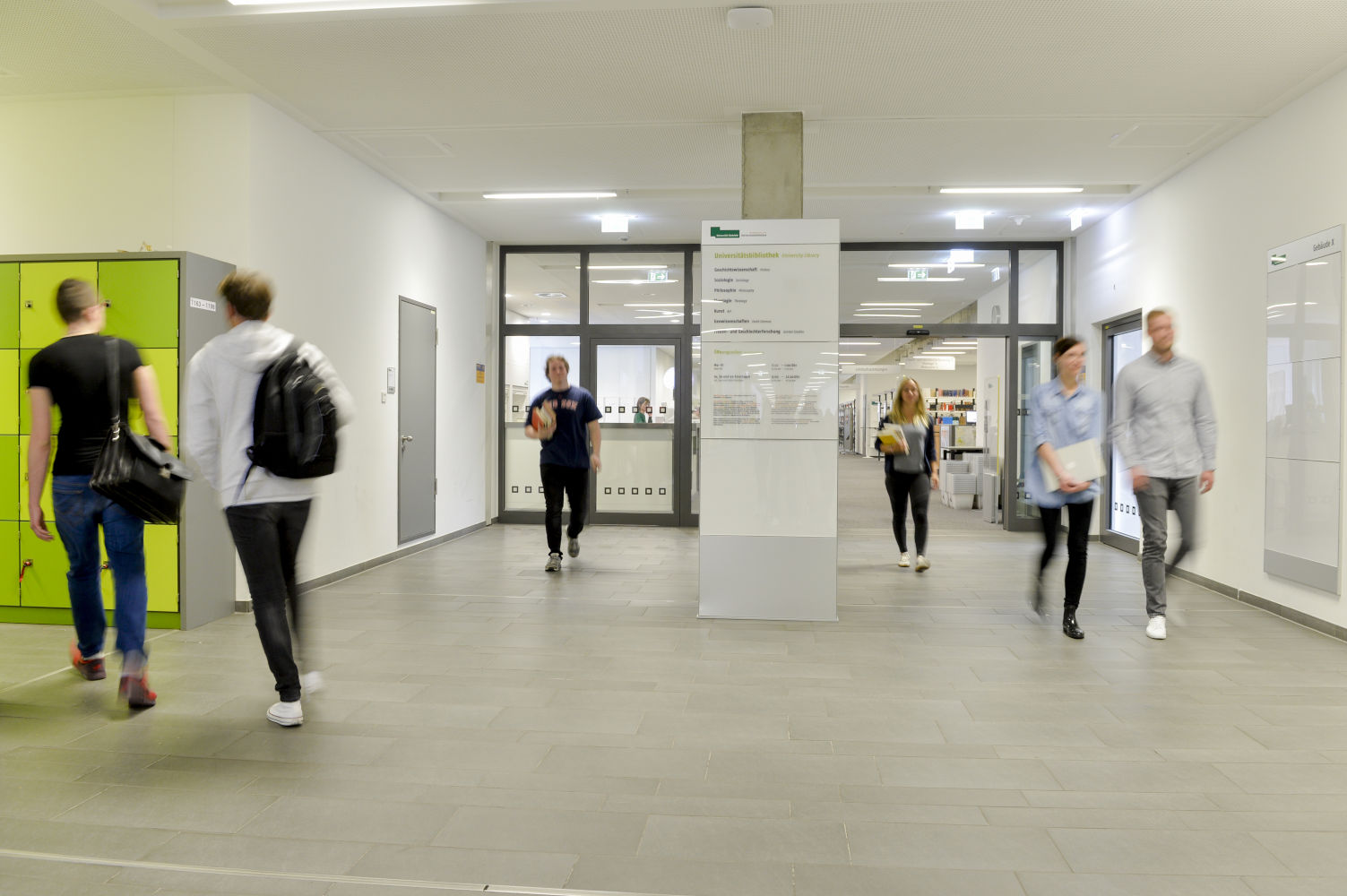 Eingangsbereich zur Bibliothek im Gebäude X