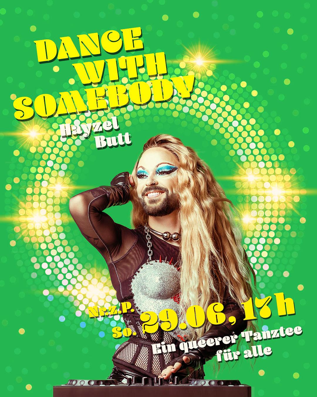 Drag-Queen am DJ-Pult vor grünem Hintergrund