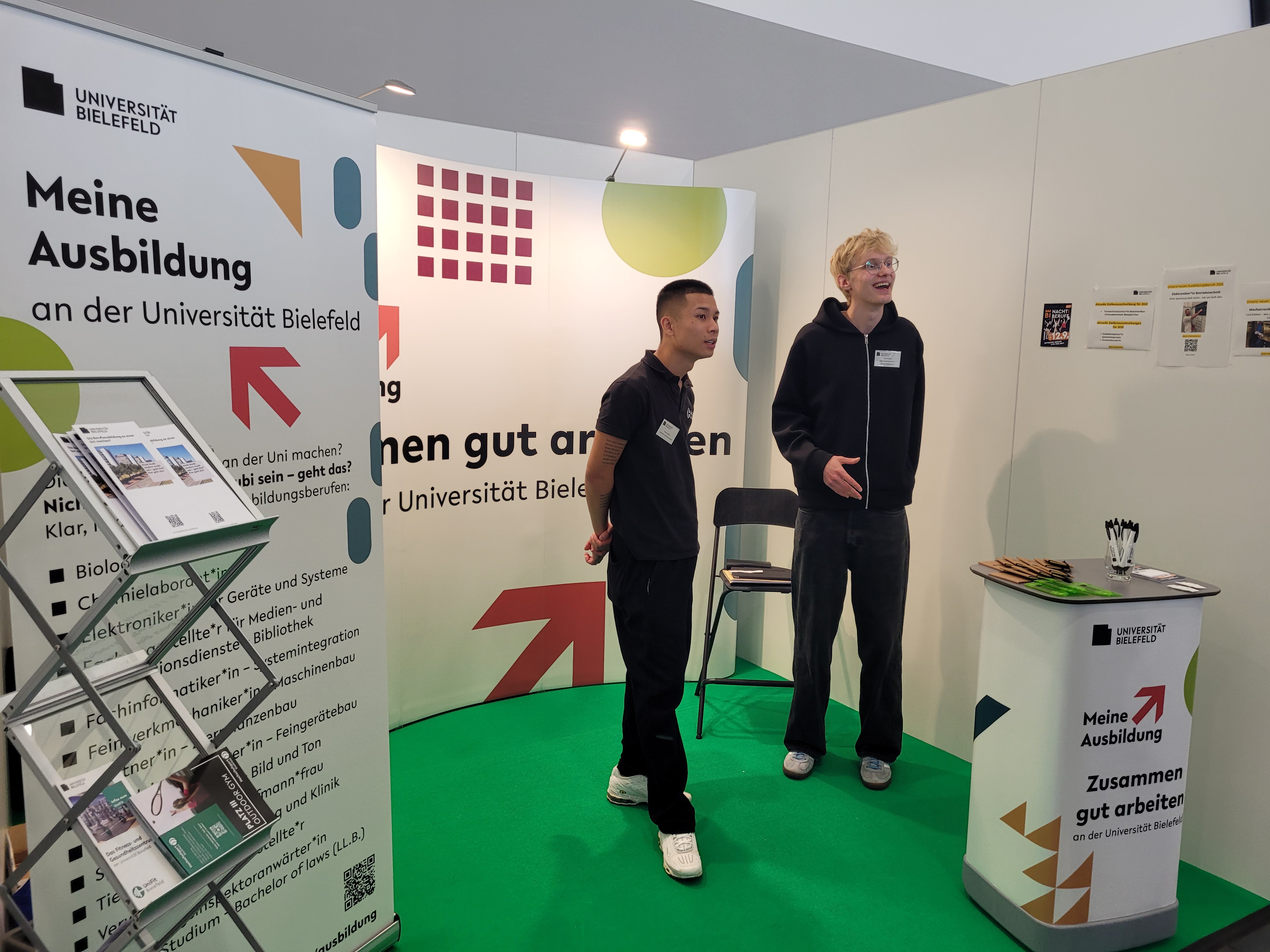 Messestand mit zwei Personen