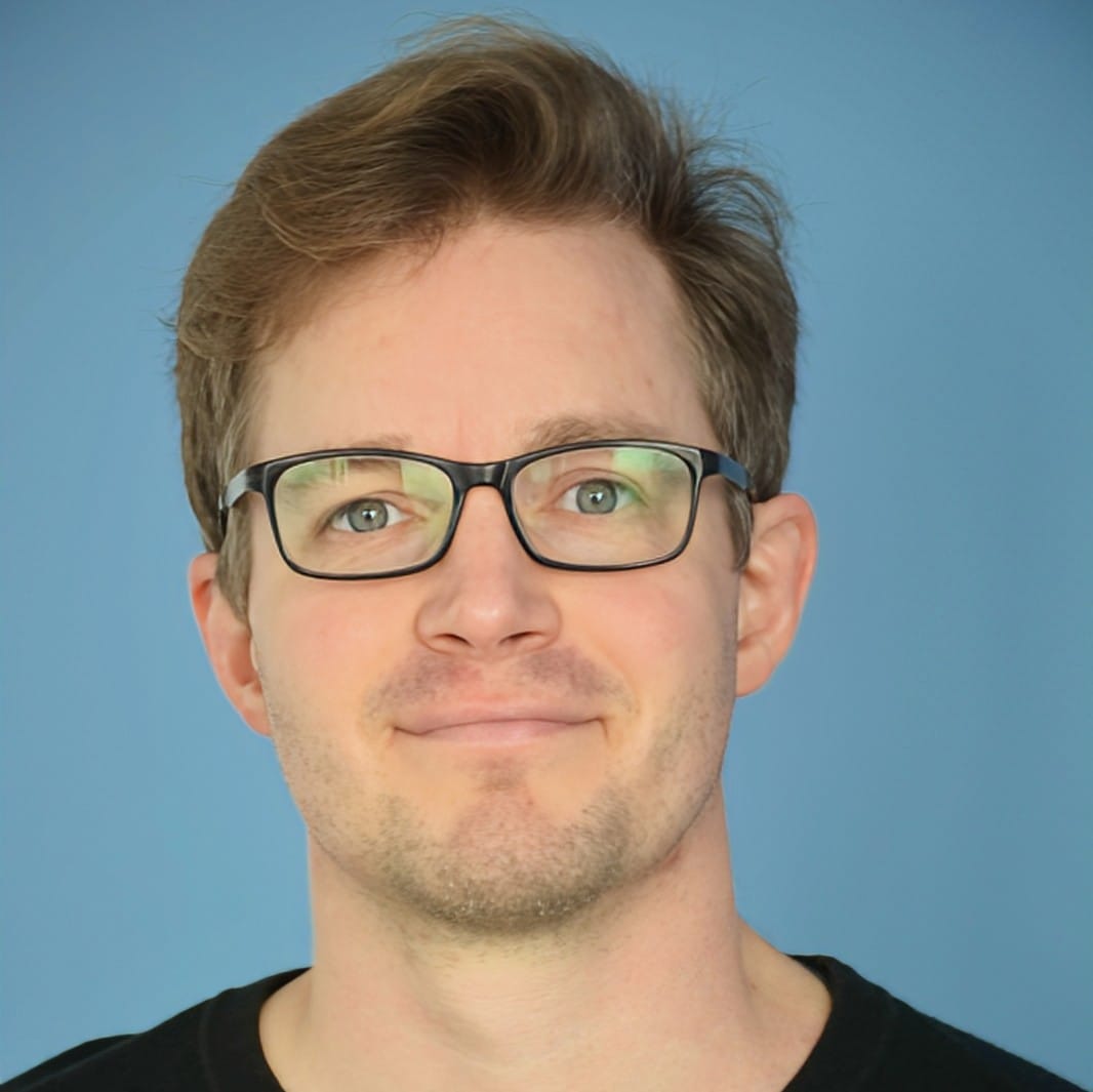 Foto von Florian Röhrbein vor einer blauen Wand