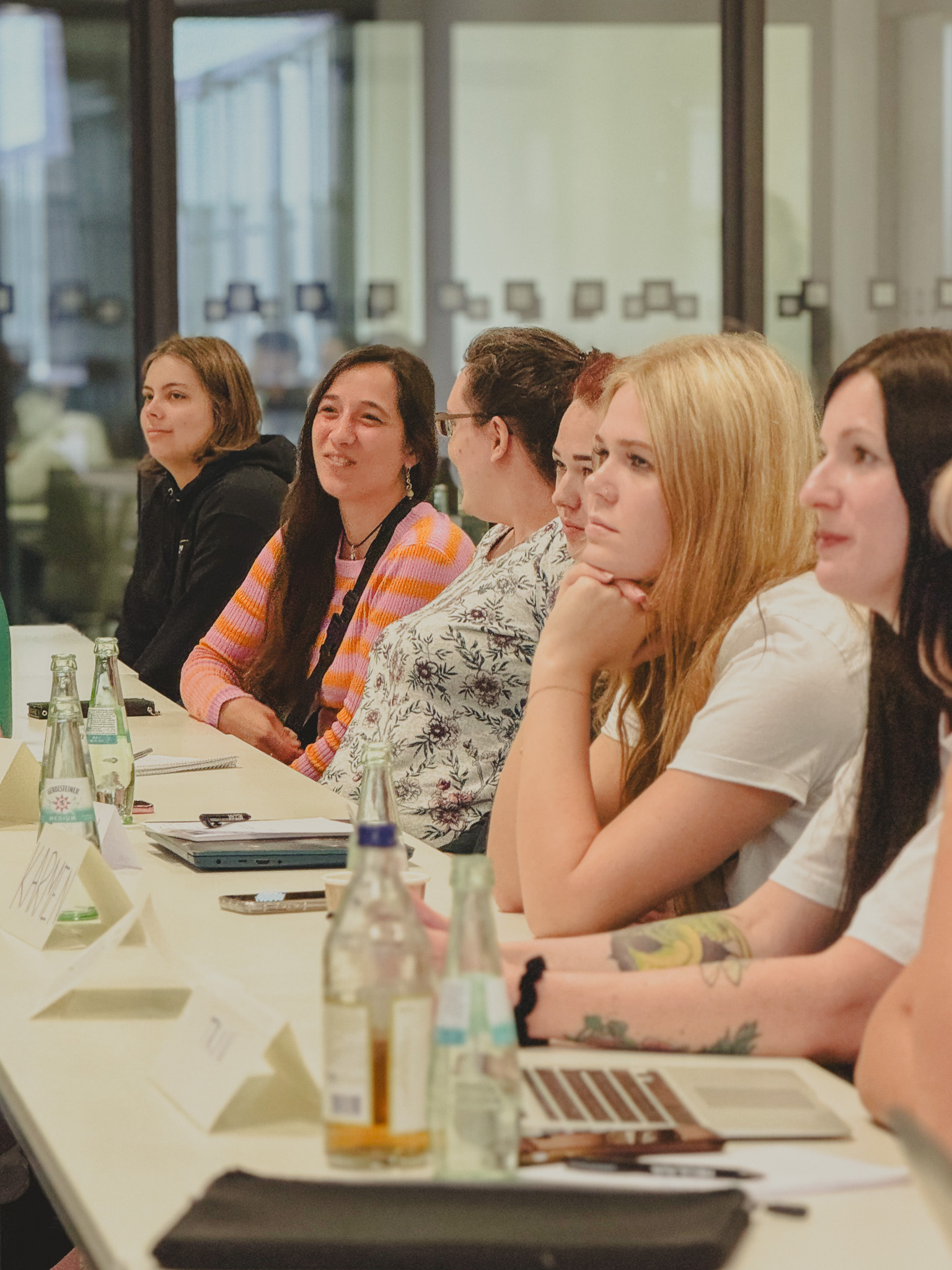 Studierende und Lehrende beim Erasmus+ Blended Intensive Programs „Youth in Pictures – Exploring Young People's Visions of a Good Life through Image Analysis and Biographical Research“