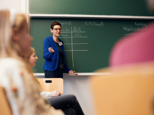 Lehrerin vor Klasse