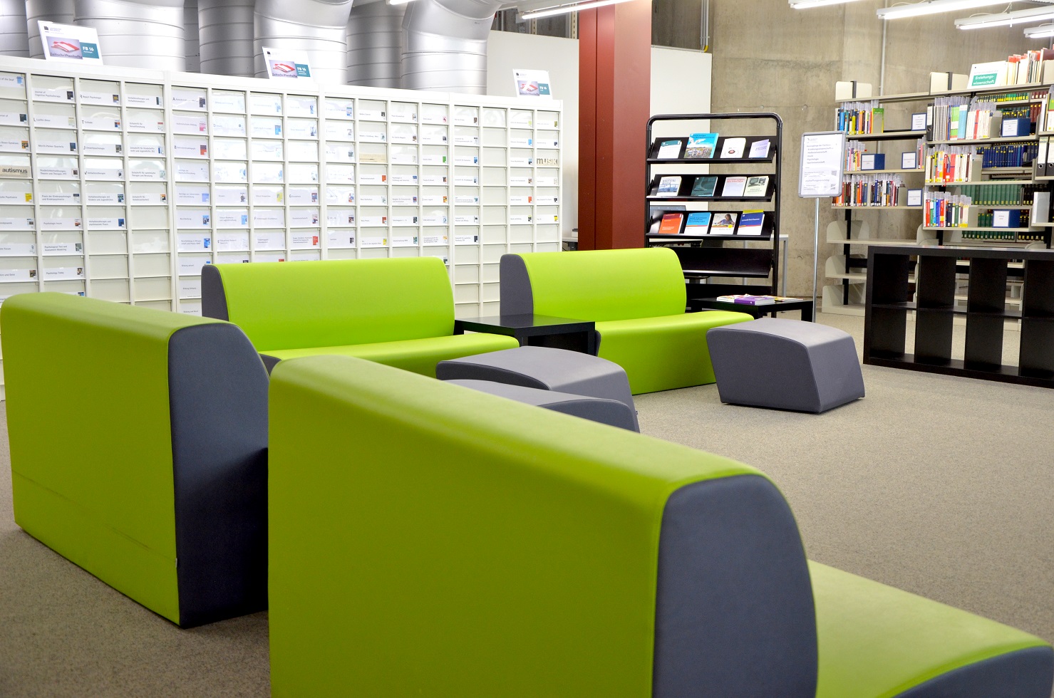 Sofas, Hocker und Zeitschriftenschränke