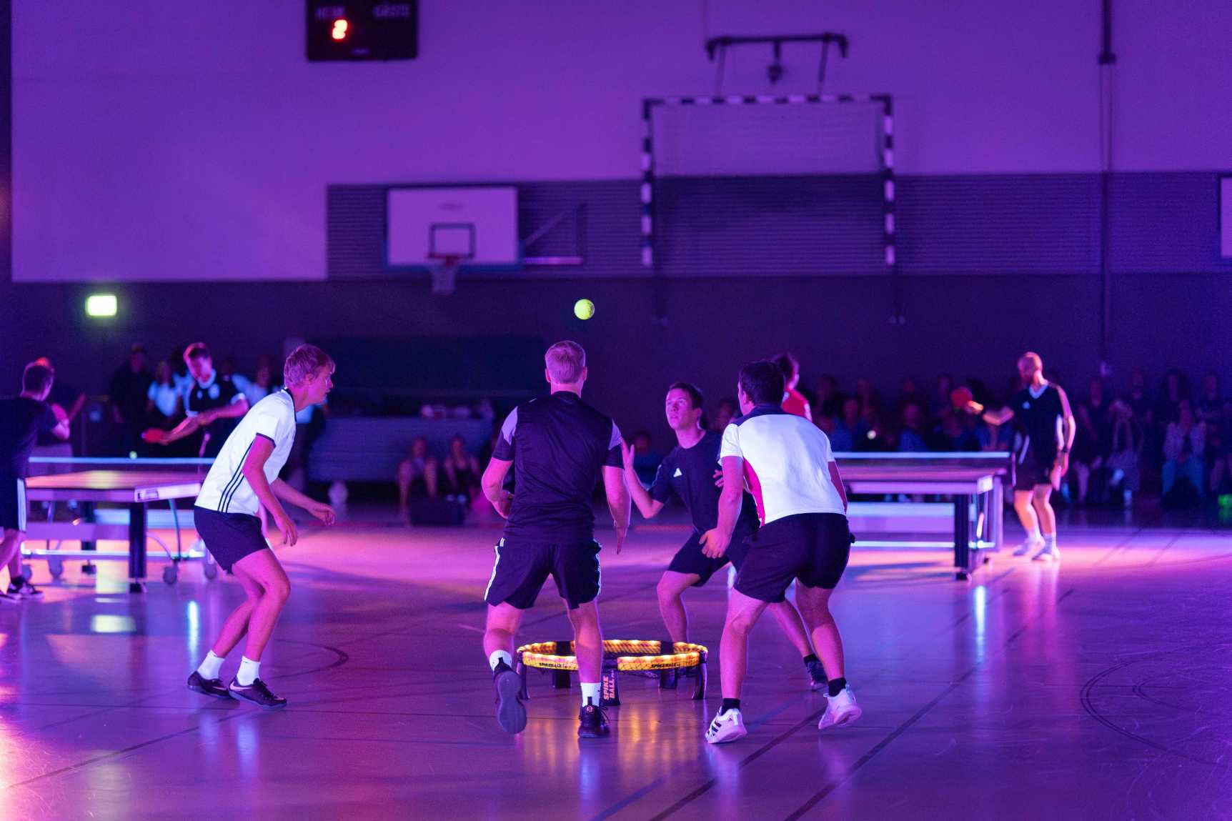 Jonglieren mit Stäben