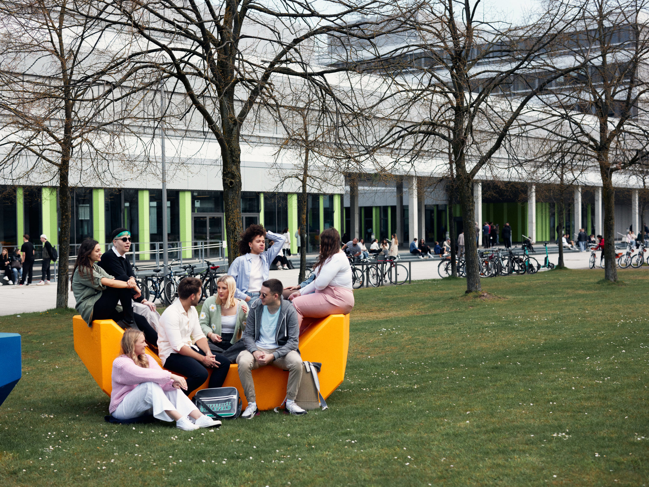 Studierende auf dem Campus