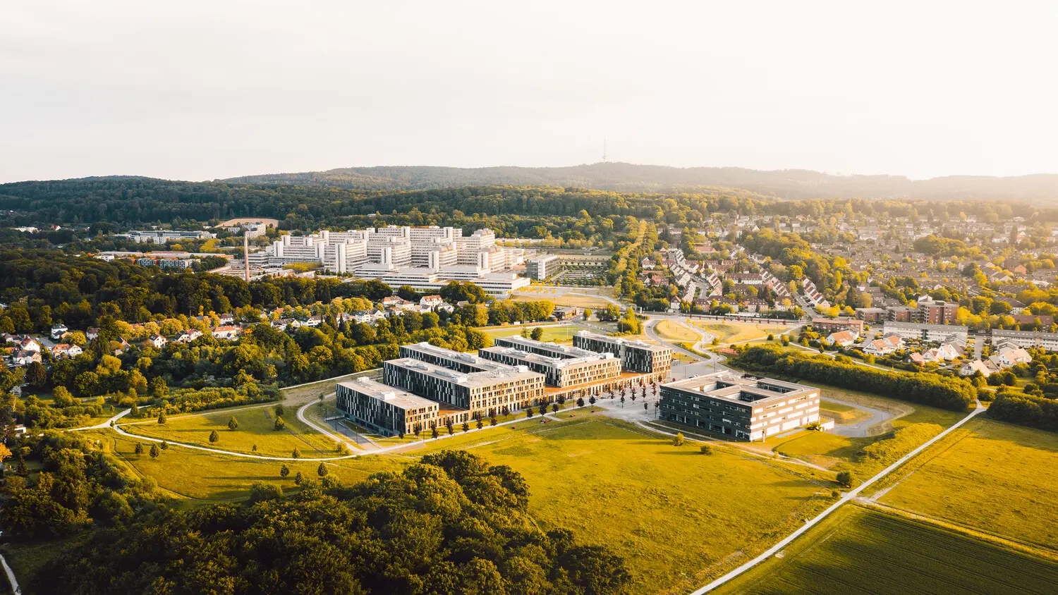 Luftaufnahme der Landschaft mit dem Campus von Universität und Hochschule, vorne Hochschule Bielefeld und CITEC-Gebäude, hinten Universitätshauptgebäude
