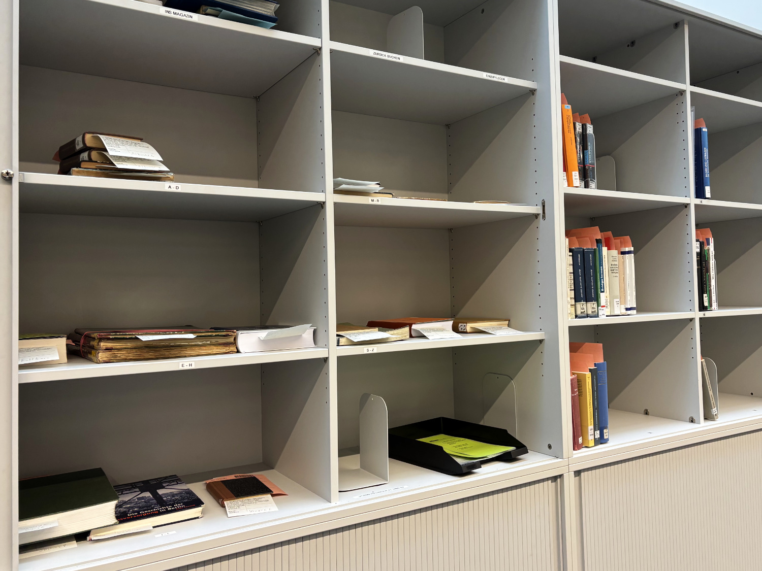 Foto einer Person am Laptop in der Bibliothek