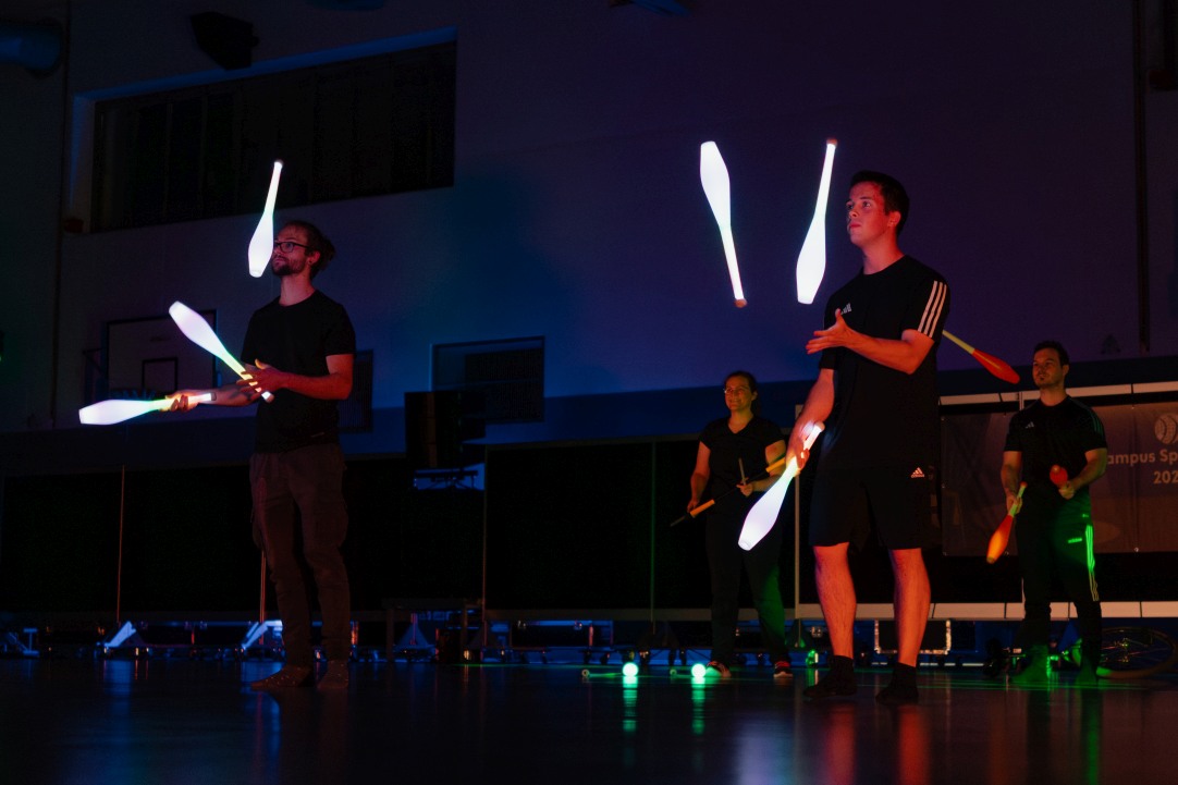 Jonglieren mit Stäben