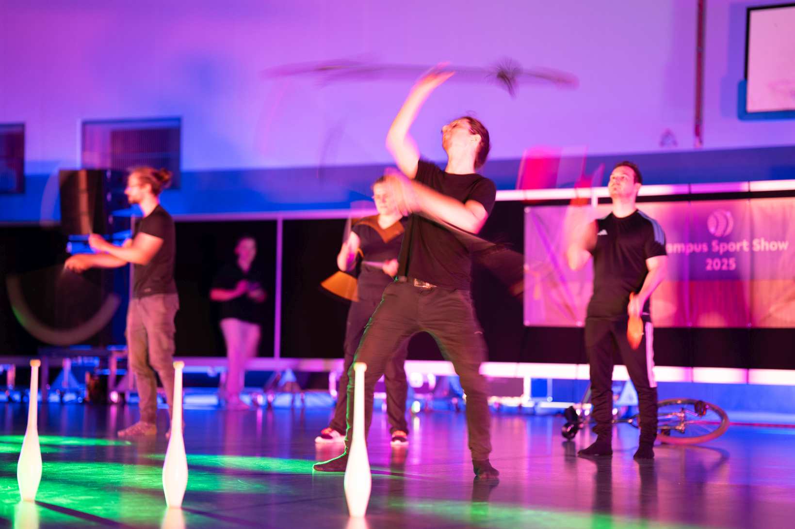 Jonglieren mit Stäben