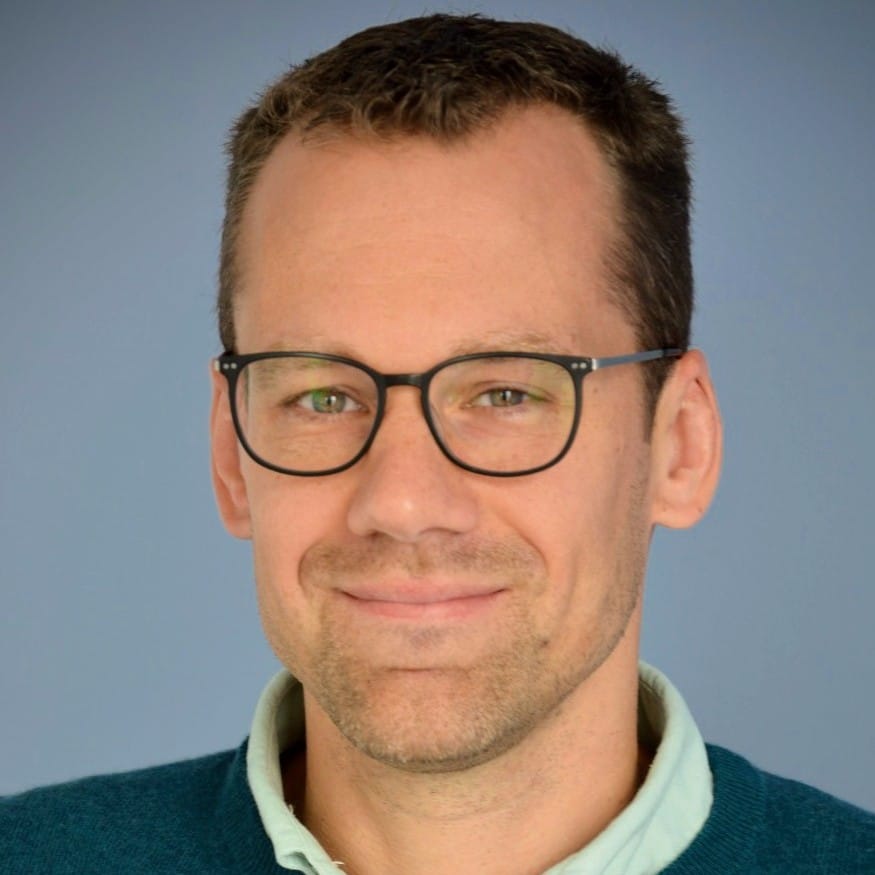 Foto von Steffen Schmidtendorf vor einer blauen Wand