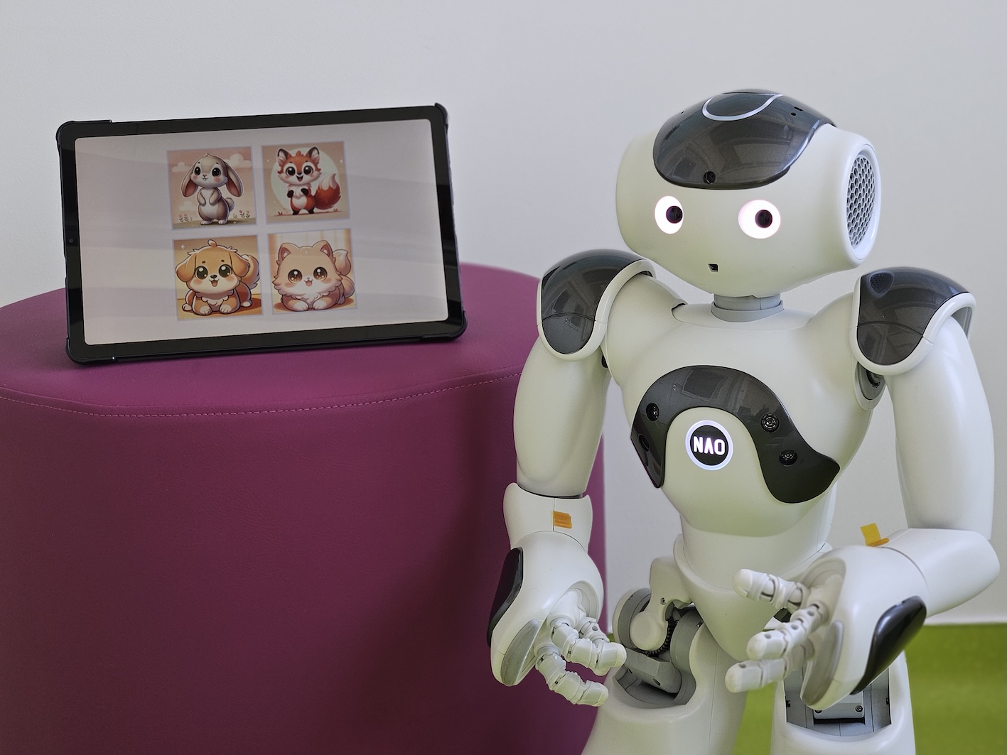 Ein NAO Roboter mit einem Tablet