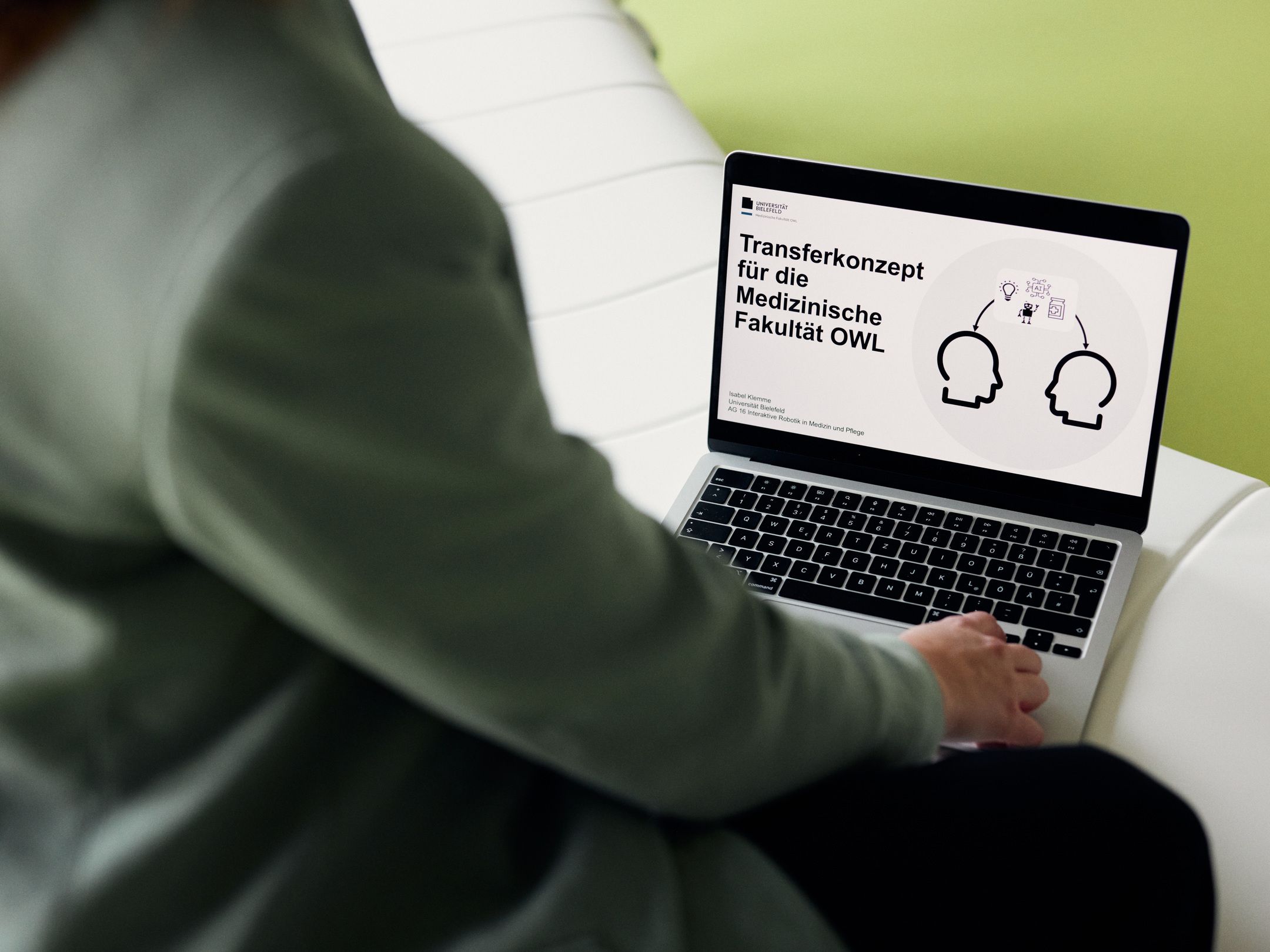 Forscherin benutzt einen Laptop