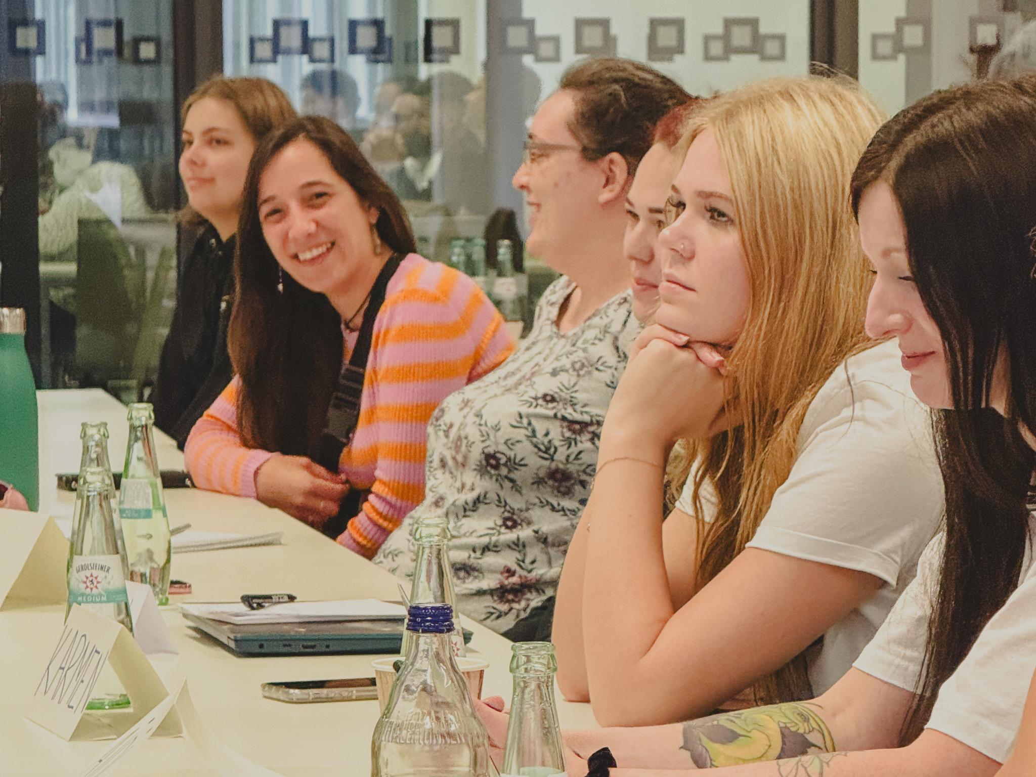 Studierende und Lehrende beim Erasmus+ Blended Intensive Programs „Youth in Pictures – Exploring Young People's Visions of a Good Life through Image Analysis and Biographical Research“